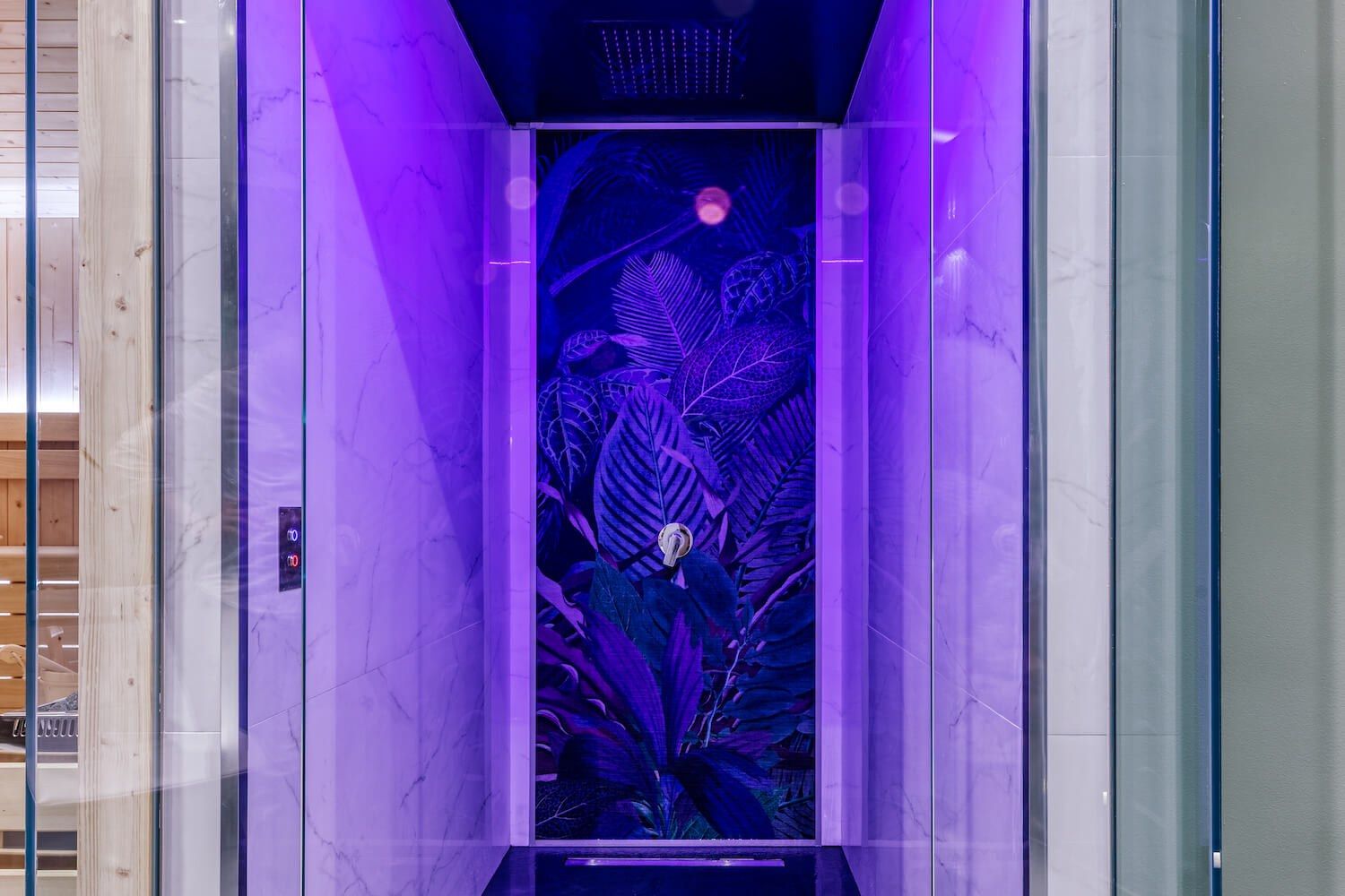 La doccia sensoriale, con la cromoterapia e il pannello tropicale