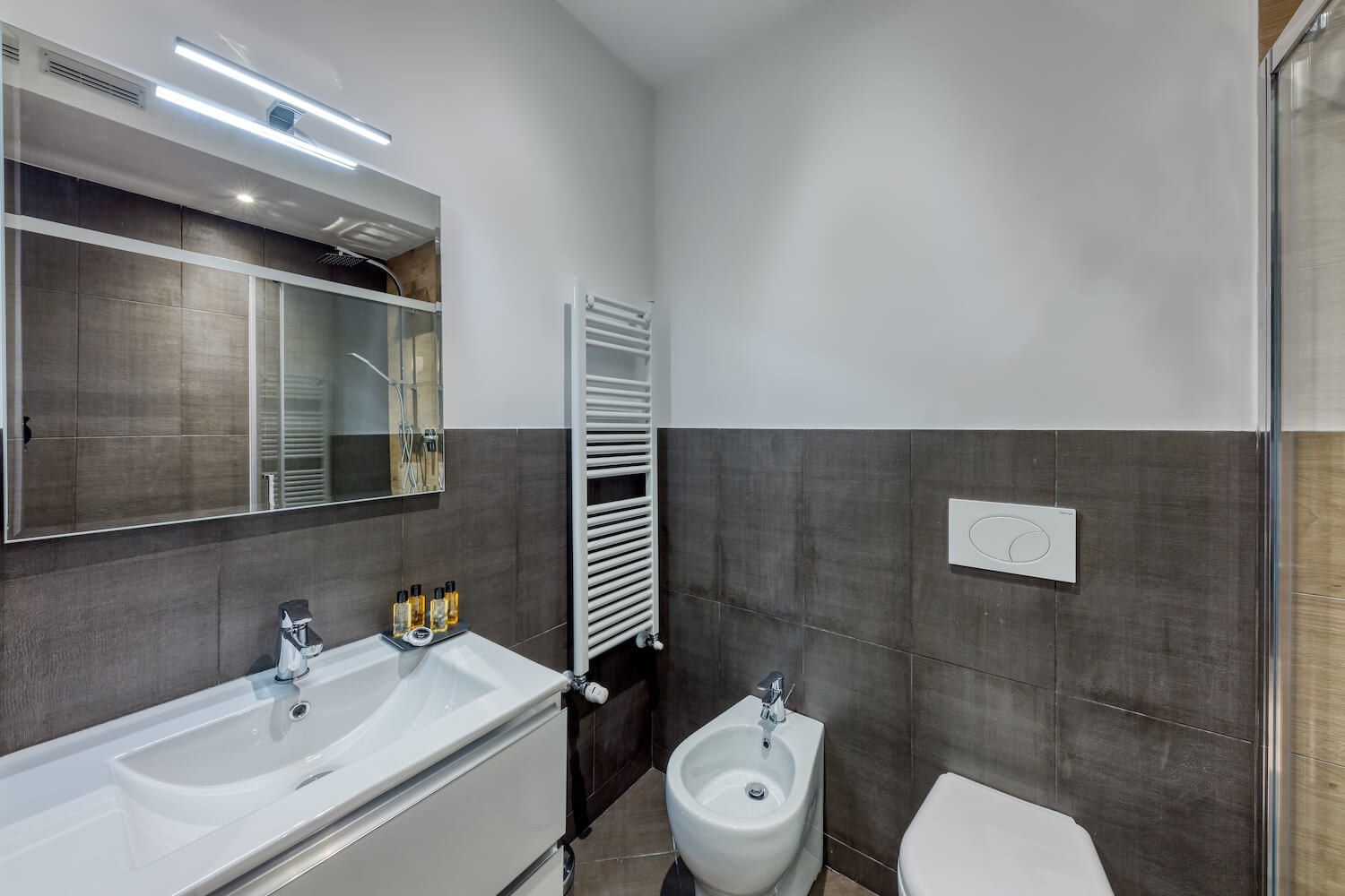 Demofonte: il bagno privato, fra effetto legno ed effetto tessuto