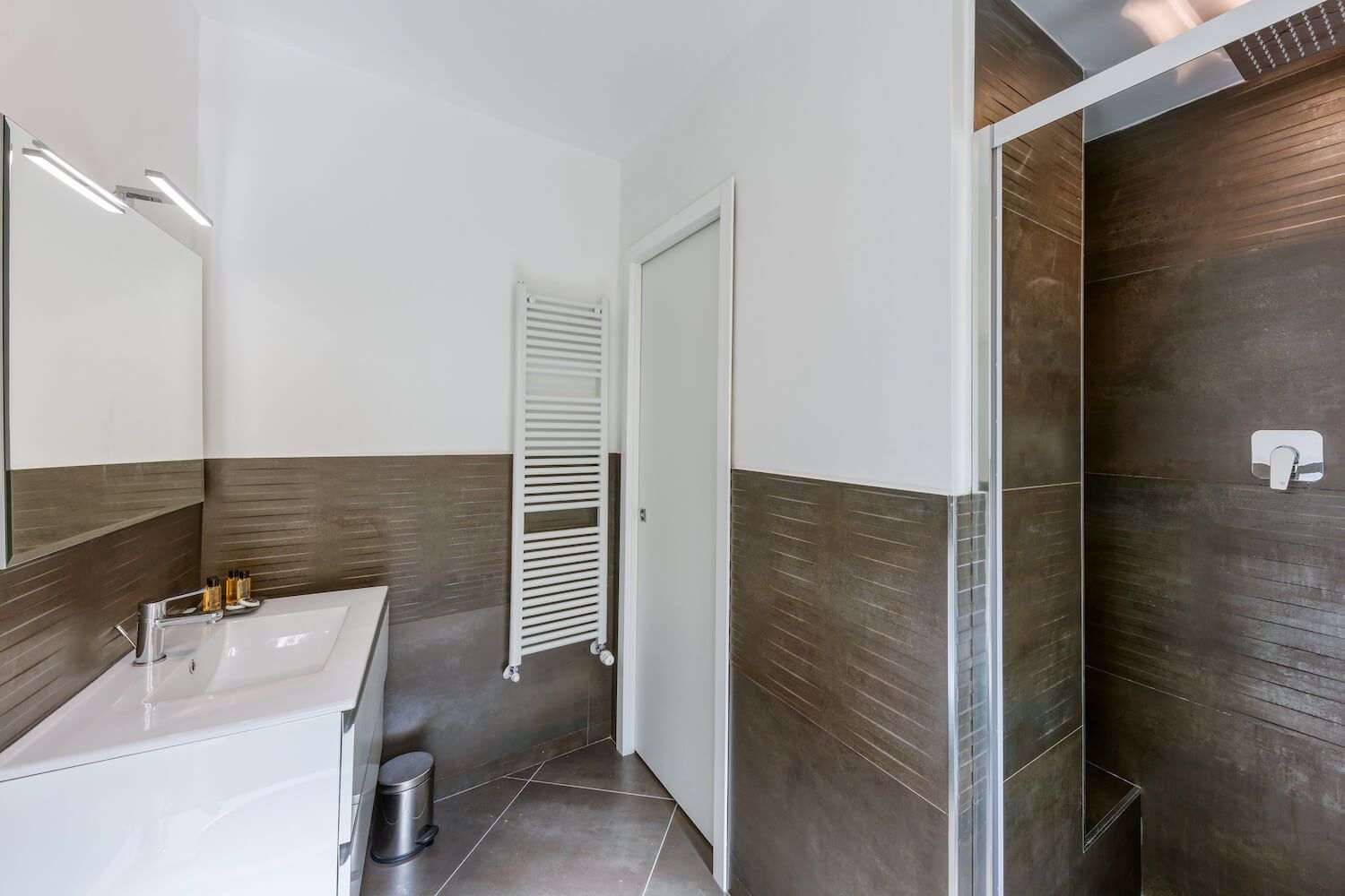 Dioniso: il lavabo e la doccia del bagno