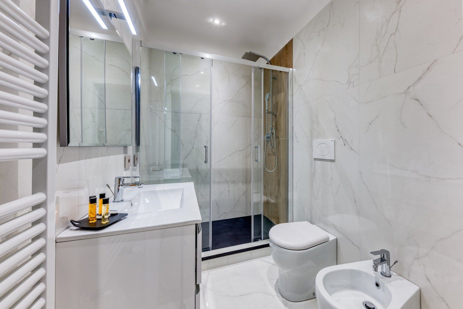 Egeo: il bagno in marmo bianco