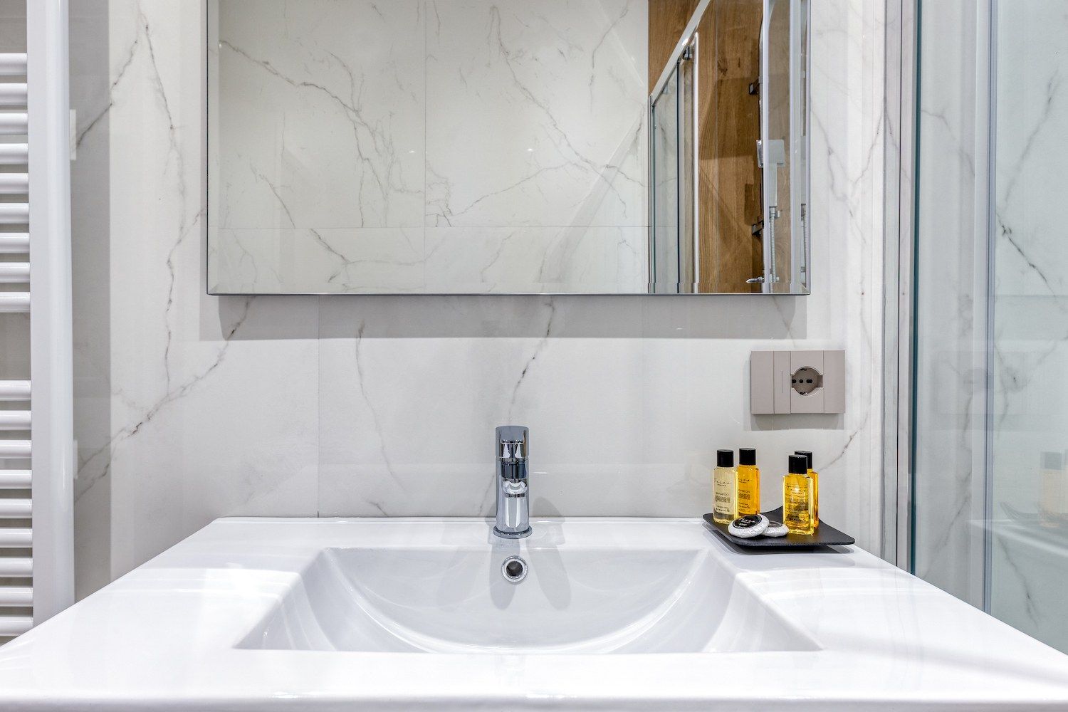 Egeo: il lavabo del bagno, in marmo bianco