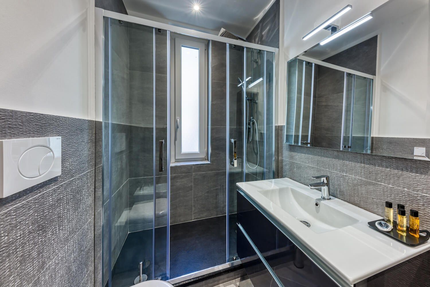 Etra: il bagno grigio, con la finestra