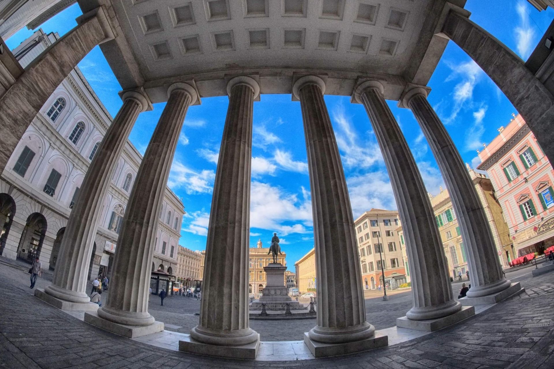 Il colonnato di Palazzo Ducale su piazza De Ferrari