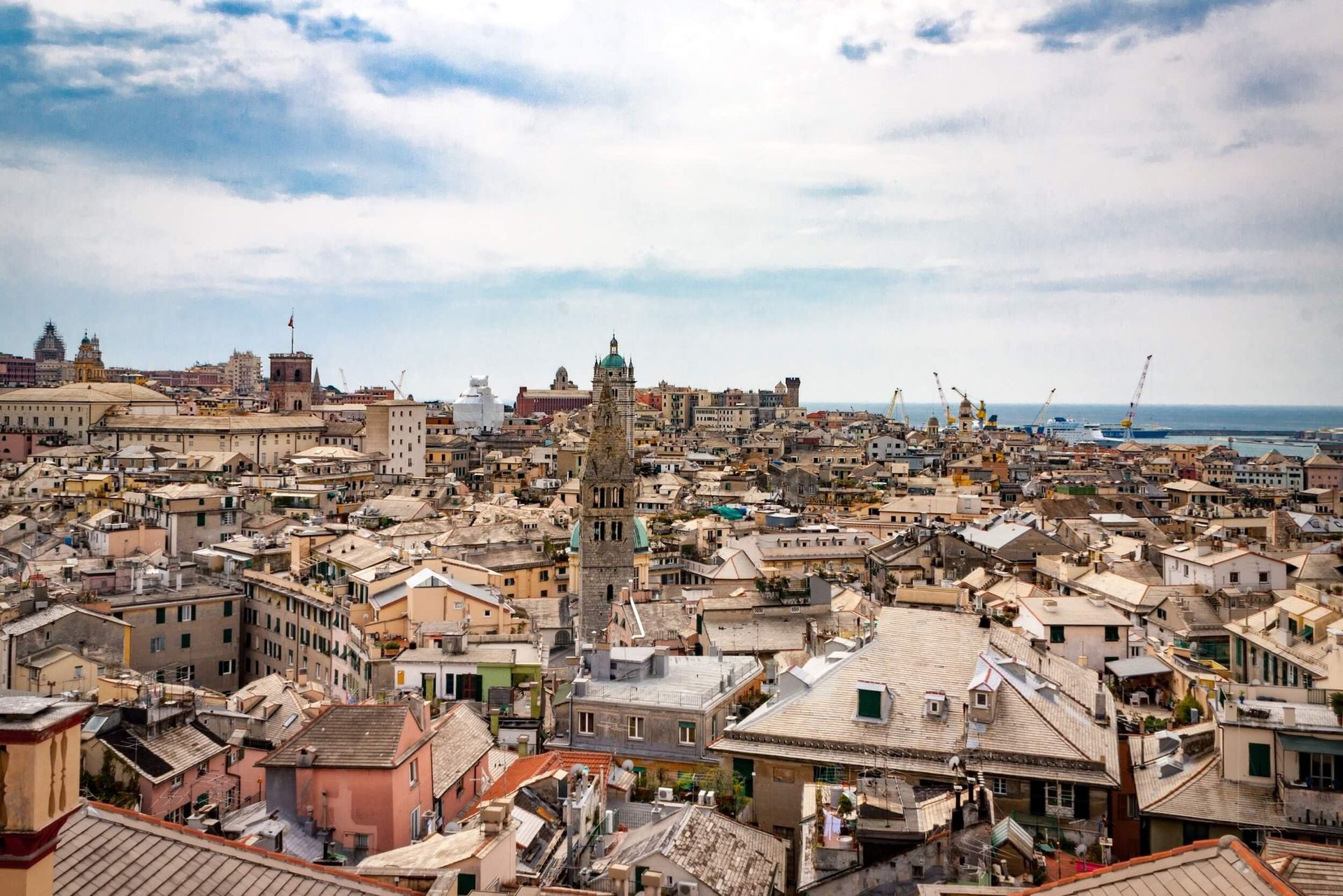 I tetti del centro storico di Genova, con i campanili e il porto sullo sfondo