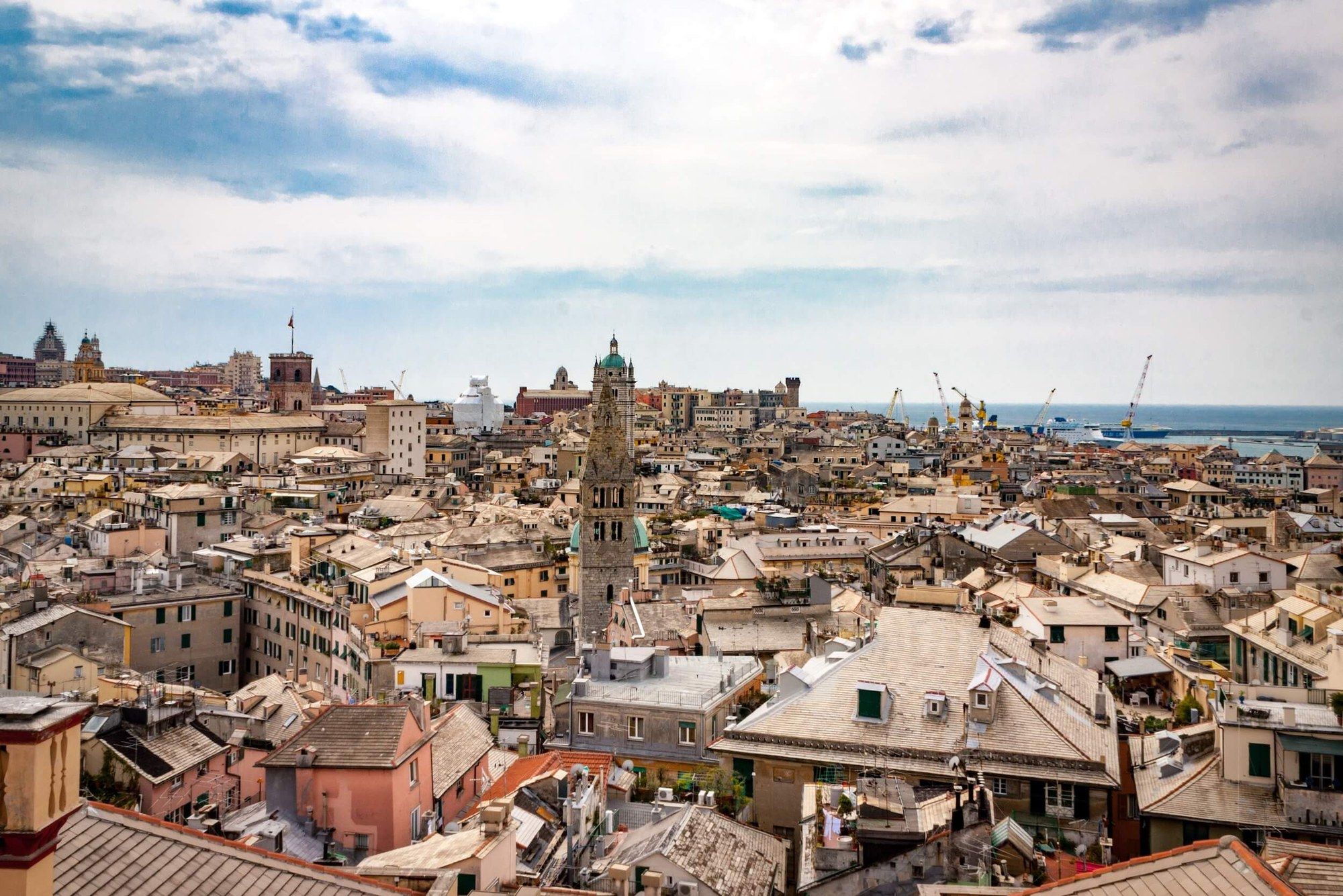 I tetti del centro storico di Genova, con i campanili e il porto sullo sfondo