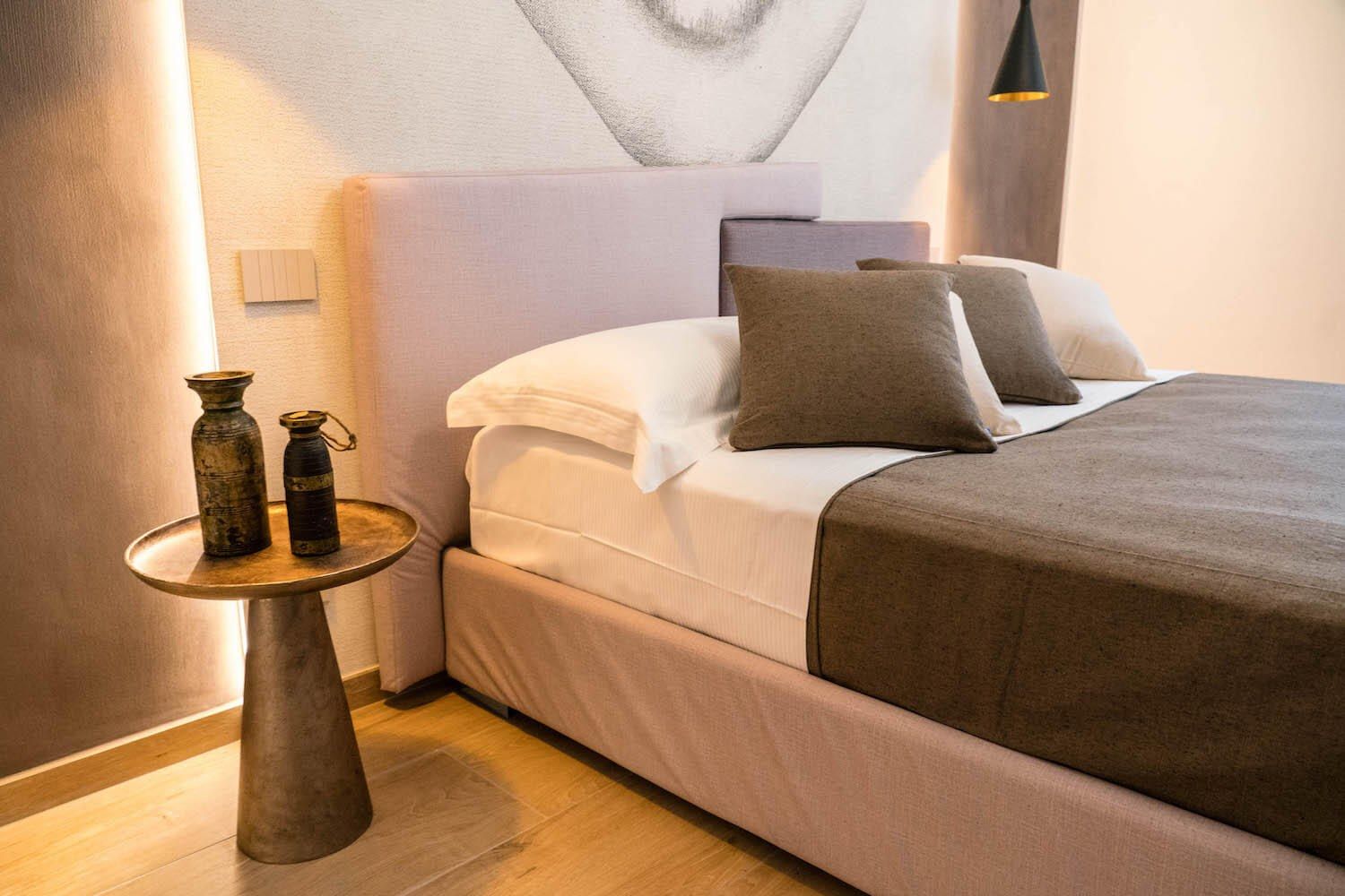 Minosse: il letto e il tavolino con i vasi