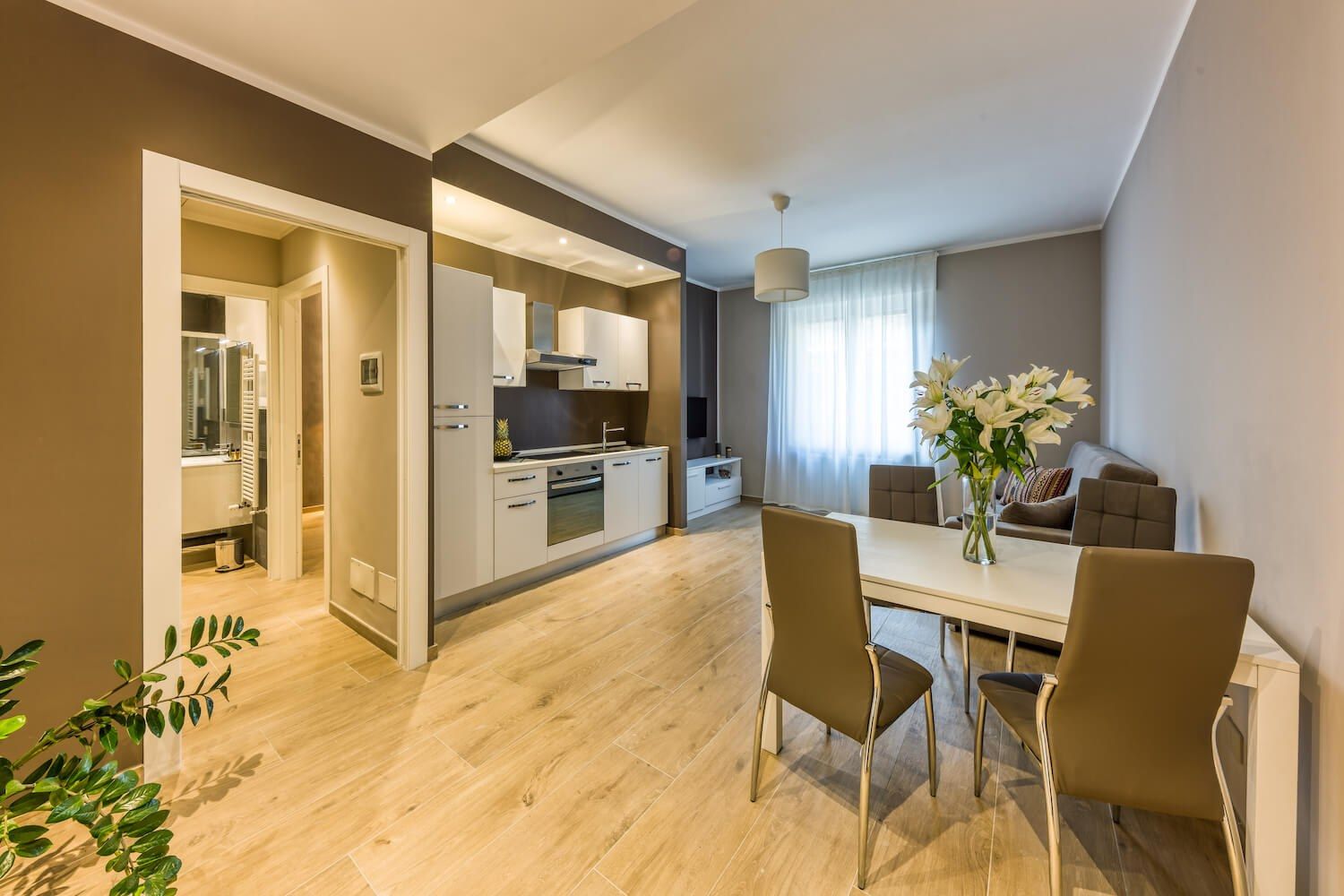 Minosse: la zona living della suite, con il tavolo e la cucina a vista