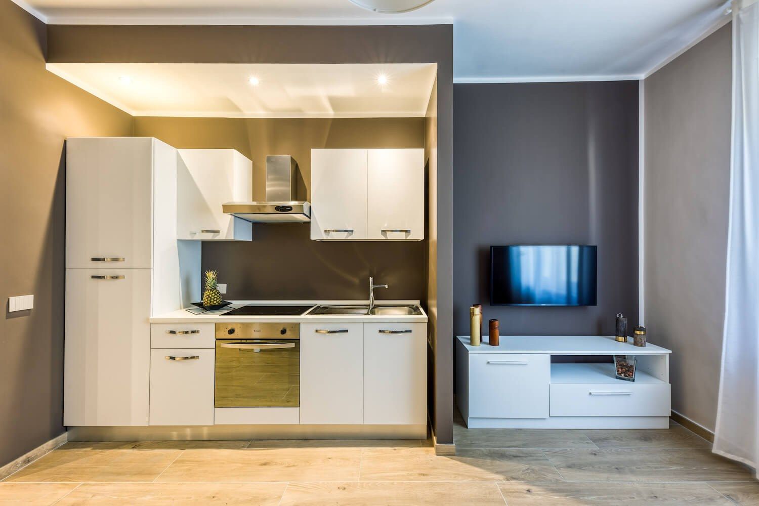 Minosse: la cucina a vista e il televisore