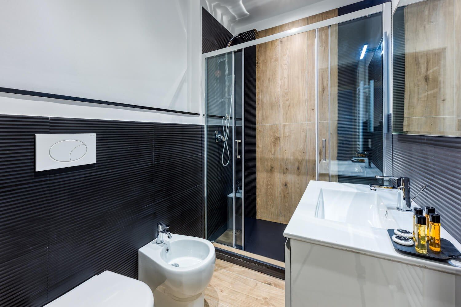 Minosse: il bagno della suite, in tonalità scure