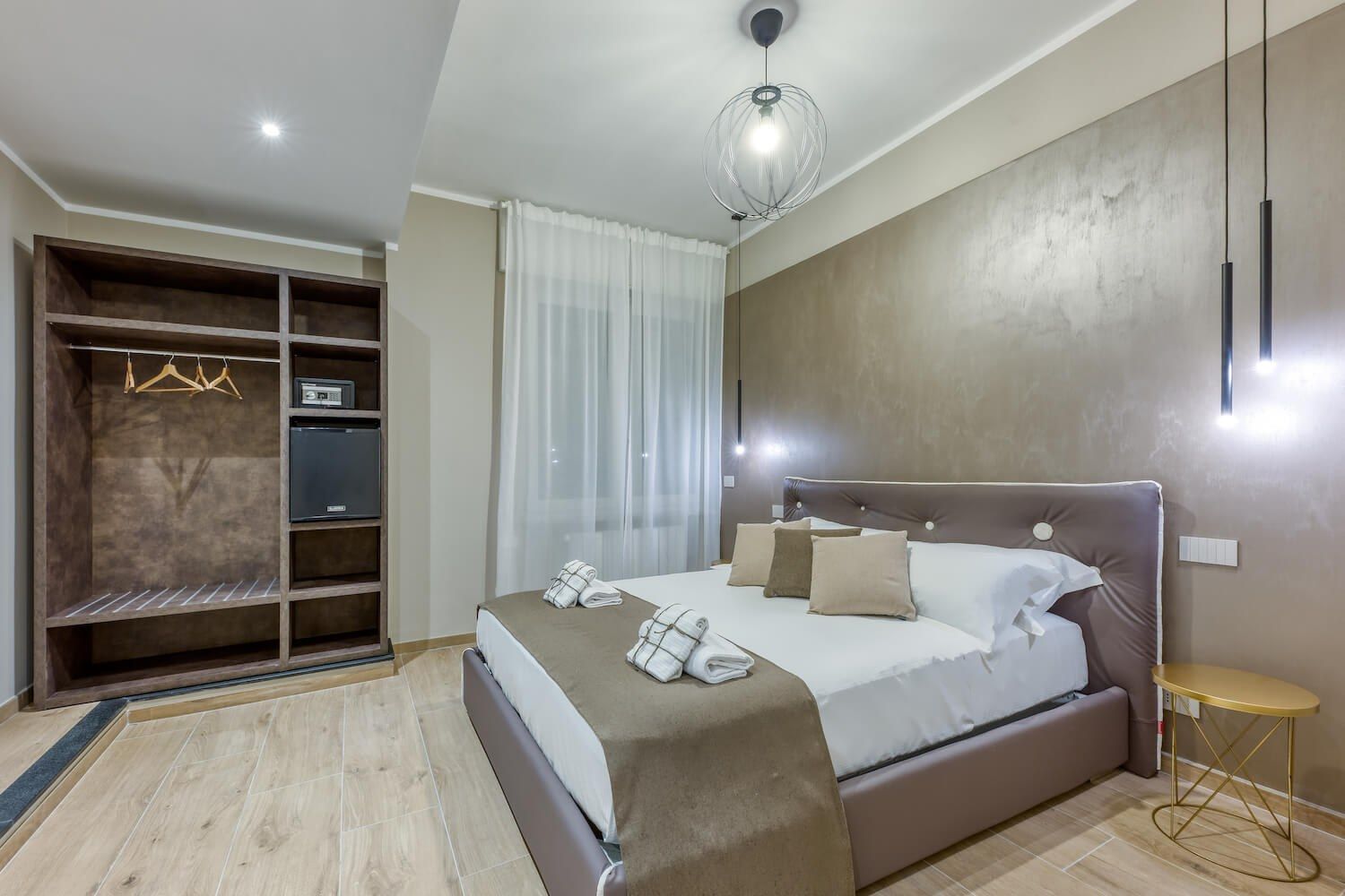 Minotauro: il letto king e la quinta materica illuminata
