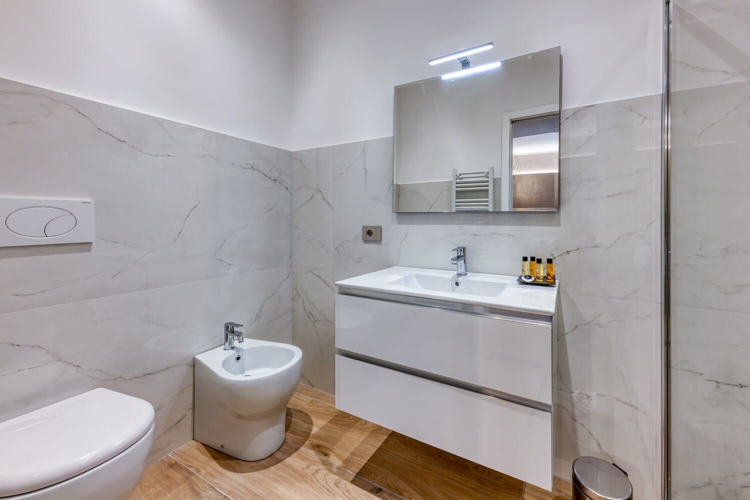 Minotauro: il bagno in marmo bianco