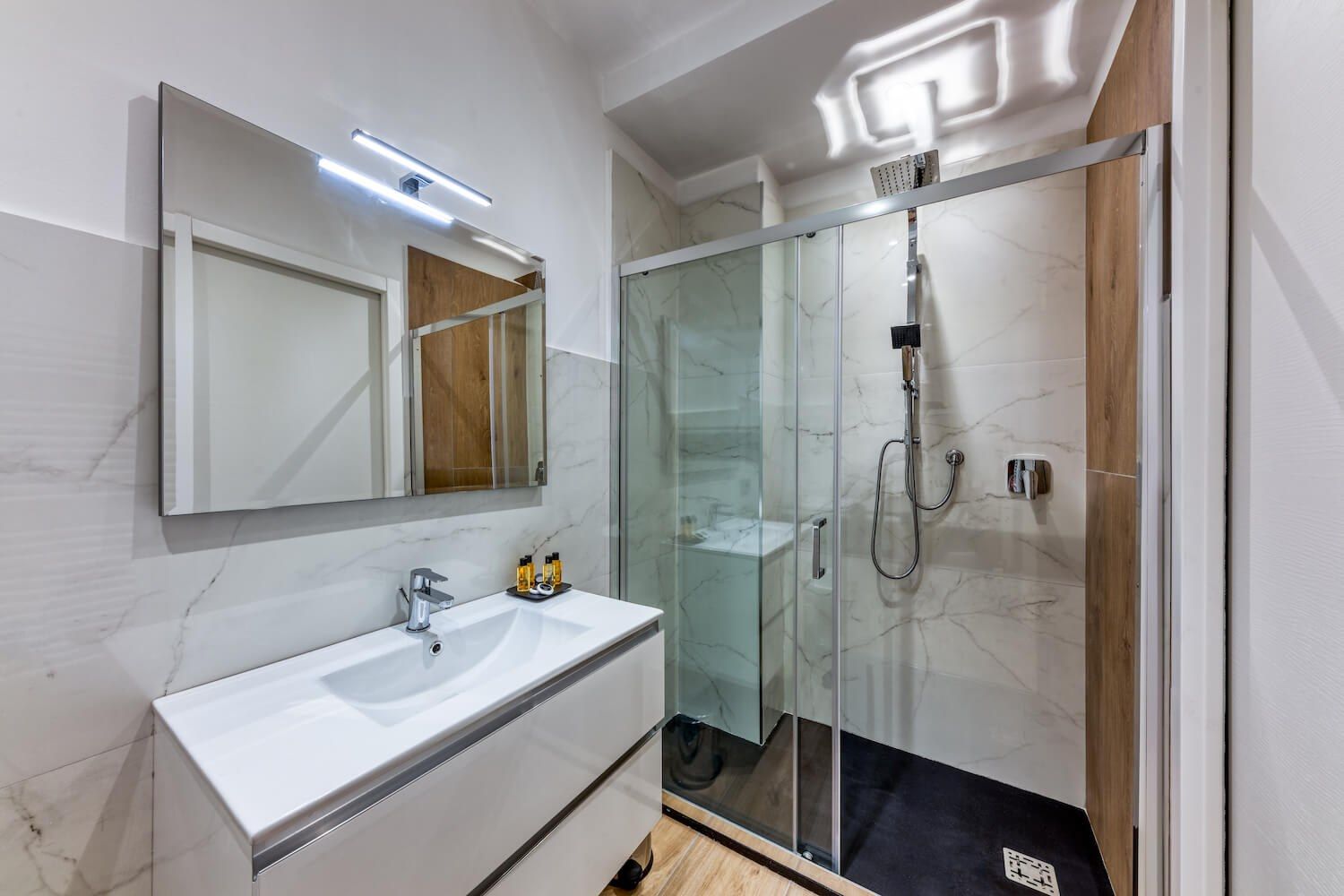 Minotauro: la doccia e il lavabo del bagno
