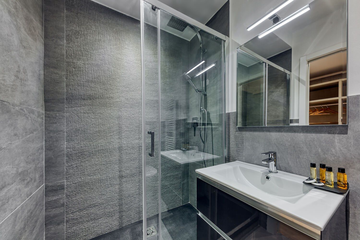 Pasifae: il bagno nelle sfumature del grigio