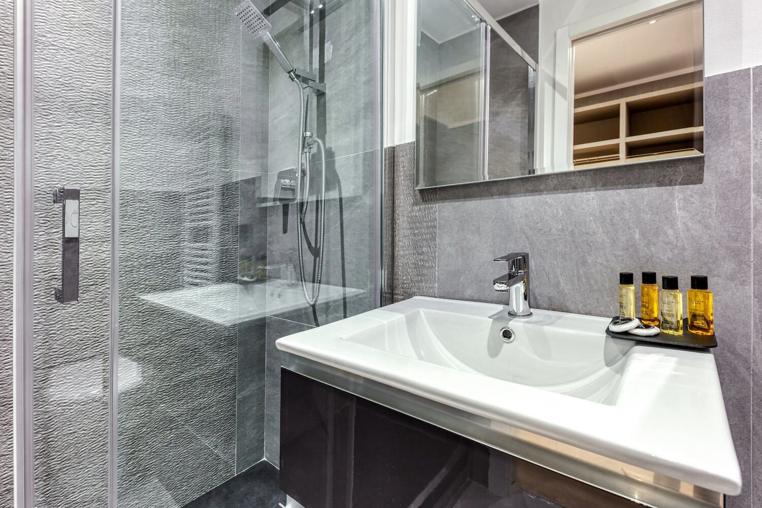 Pasifae: la doccia del bagno privato