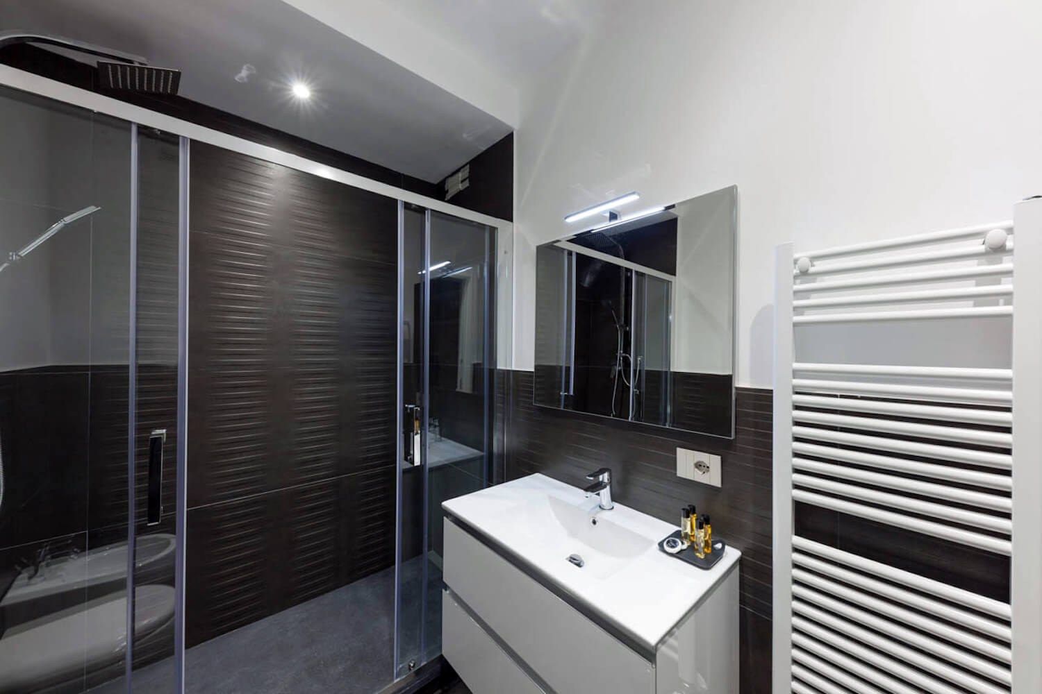 Poseidone: il bagno nei colori scuri