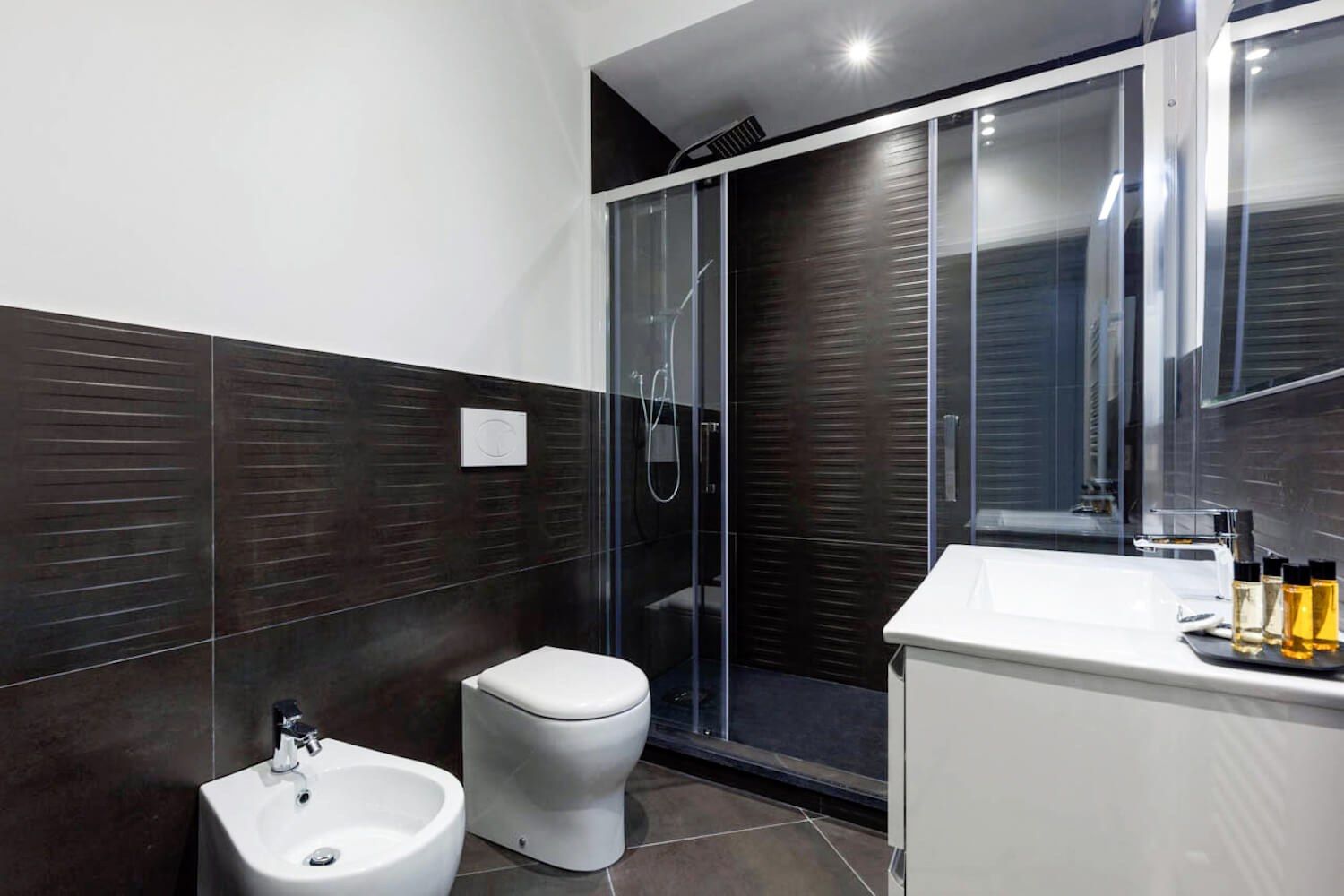 Poseidone: la doccia spaziosa del bagno